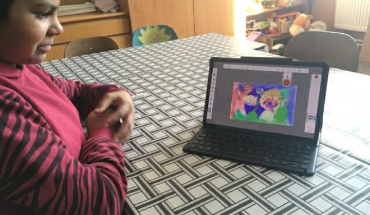 6. fotografia fotogalérie Rozvojový tím v akcii / Písmená v obrazoch“ – keď sa digitálny svet stretne s farbami na papieri - foto