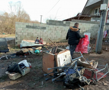 Rozvojový tím v akcii / Upratovanie domov a dvorov - foto