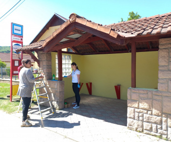 Rozvojový tím v akcii / Obnova zastávky - foto