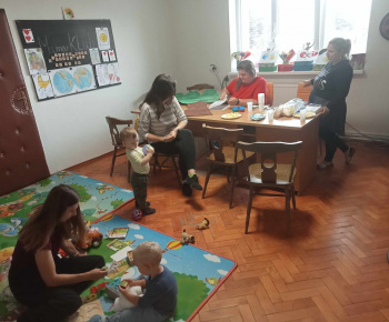Rozvojový tím v akcii / Skrášľovanie Mami klubu - foto