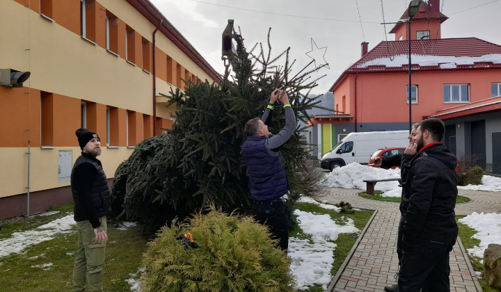 6. fotografia fotogalérie Rozvojový tím v akcii / Obecný vianočný stromček pripravený v plnej paráde - foto