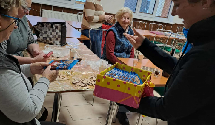 2. fotografia fotogalérie Rozvojový tím v akcii /  Malé prekvapenie pre našich seniorov - foto