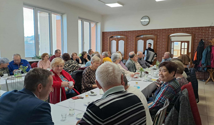 4. fotografia fotogalérie Rozvojový tím v akcii / Október patrí našim seniorom - foto