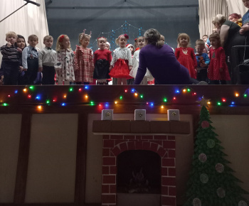 Rozvojový tím v akcii / Rozsvietenie vianočného stromčeka deťmi zo Bzenova a sv. Mikulášom - foto