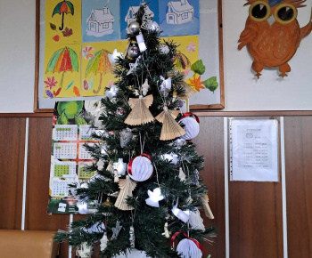 Rozvojový tím v akcii / Výzdoba vianočného stromčeka - foto