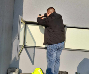 Rozvojový tím v akcii / Rekonštrukciu a vynovenie úradnej tabule - foto