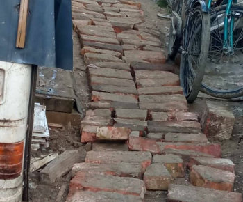 Rozvojový tím v akcii / Nový chodník k domu - foto