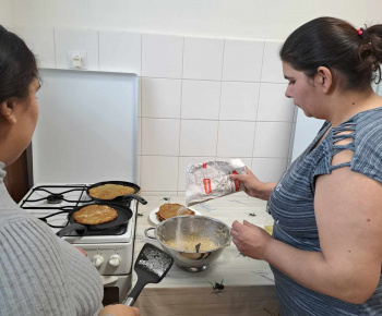 Rozvojový tím v akcii / Pečenie zemiakových placiek v MAMI klube - foto