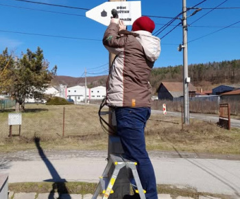 Rozvojový tím v akcii / Osadenie a výroba informačných značení v obci - foto