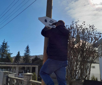 Rozvojový tím v akcii / Osadenie a výroba informačných značení v obci - foto