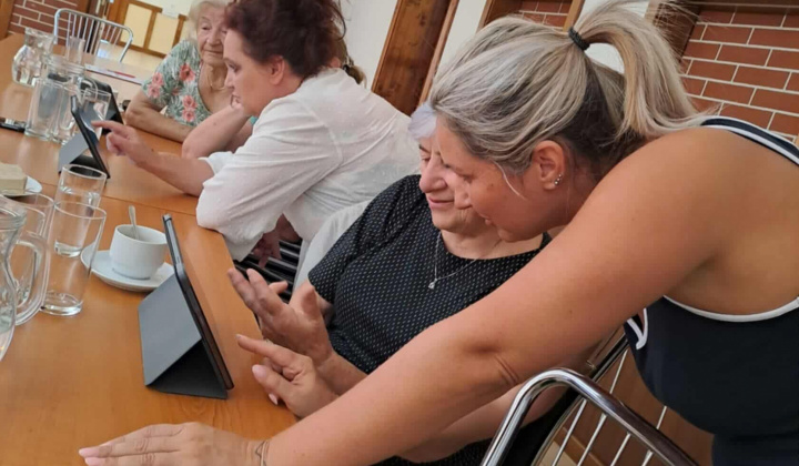 1. fotografia fotogalérie Rozvojový tím v akcii / Znova online – spoločné chvíle pri káve a digitálnych zručnostiach - foto