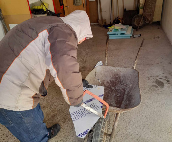 Rozvojový tím v akcii / Osadenie a výroba informačných značení v obci - foto