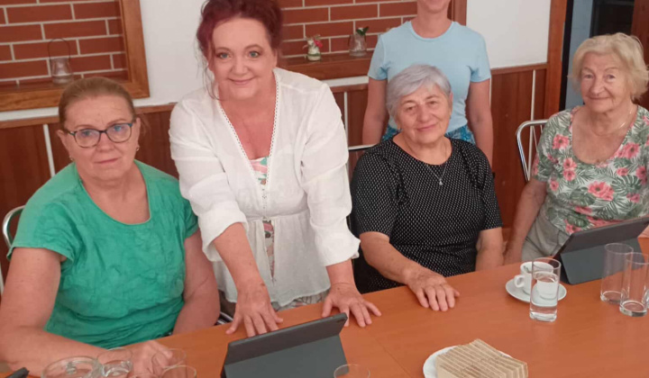 4. fotografia fotogalérie Rozvojový tím v akcii / Znova online – spoločné chvíle pri káve a digitálnych zručnostiach - foto