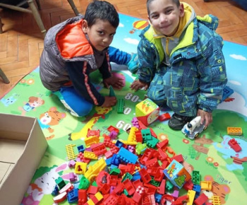 Rozvojový tím v akcii / Skladanie lega s deťmi  - foto