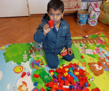 Rozvojový tím v akcii / Skladanie lega s deťmi  - foto