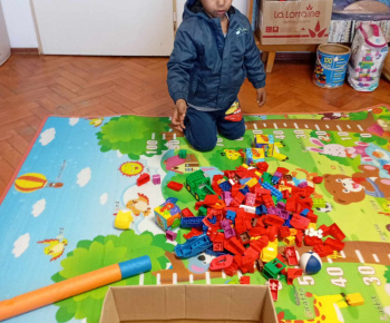 Rozvojový tím v akcii / Skladanie lega s deťmi  - foto