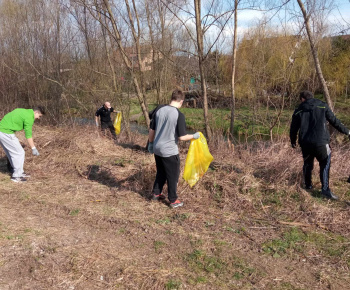 Rozvojový tím v akcii / Upratovanie obce - foto