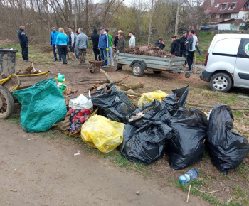 Rozvojový tím v akcii / Upratovanie obce - foto