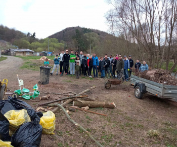 Rozvojový tím v akcii / Upratovanie obce - foto
