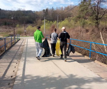 Rozvojový tím v akcii / Upratovanie obce - foto