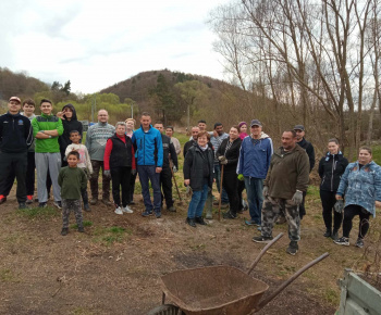 Rozvojový tím v akcii / Upratovanie obce - foto