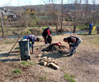 Rozvojový tím v akcii / Upratovanie obce - foto