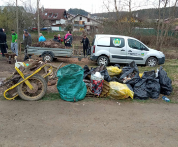 Rozvojový tím v akcii / Upratovanie obce - foto