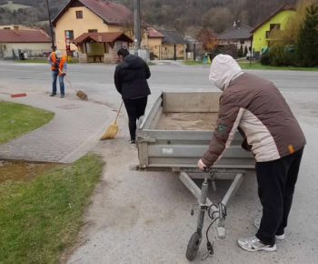 Rozvojový tím v akcii / Jarná údržba ciest - foto
