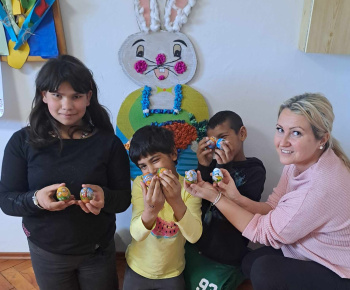 Rozvojový tím v akcii /  Veľkonočná výzdoba obce - foto