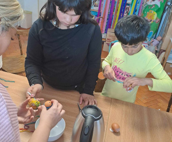 Rozvojový tím v akcii /  Veľkonočná výzdoba obce - foto