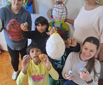 Rozvojový tím v akcii /  Veľkonočná výzdoba obce - foto