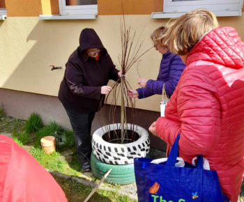 Rozvojový tím v akcii /  Veľkonočná výzdoba obce - foto