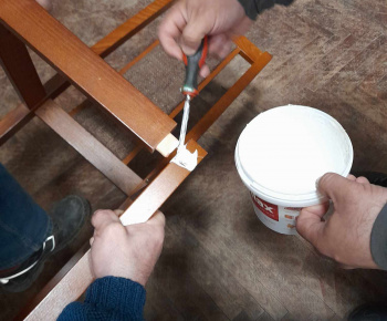 Rozvojový tím v akcii / Renovácia obecného nábytku - foto