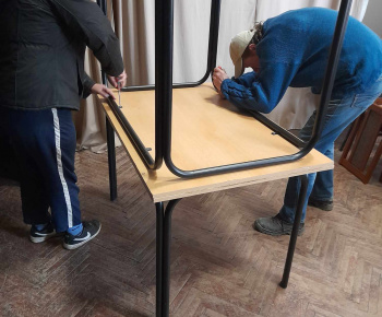 Rozvojový tím v akcii / Renovácia obecného nábytku - foto