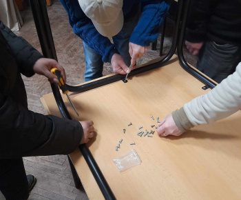 Rozvojový tím v akcii / Renovácia obecného nábytku - foto