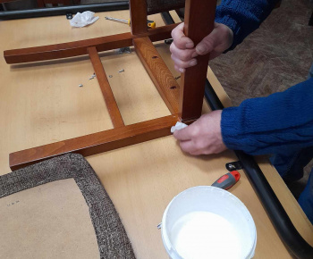 Rozvojový tím v akcii / Renovácia obecného nábytku - foto