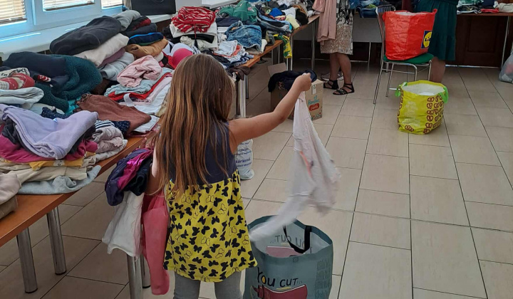 4. fotografia fotogalérie Rozvojový tím v akcii / Burza šatstva a kníh - foto