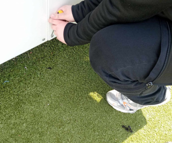 Rozvojový tím v akcii / Oprava multifunkčného ihriska v Bzenove - foto