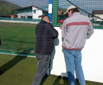 Rozvojový tím v akcii / Oprava multifunkčného ihriska v Bzenove - foto