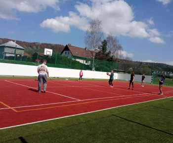 Rozvojový tím v akcii / Oprava multifunkčného ihriska v Bzenove - foto