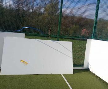 Rozvojový tím v akcii / Oprava multifunkčného ihriska v Bzenove - foto