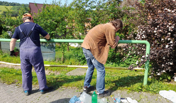 1. fotografia fotogalérie Rozvojový tím v akcii / Renovácia zábradlia - foto