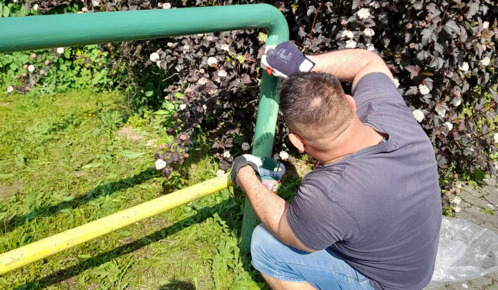 5. fotografia fotogalérie Rozvojový tím v akcii / Renovácia zábradlia - foto