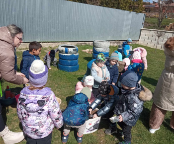 Rozvojový tím v akcii / Sadenie jarných byliniek - foto