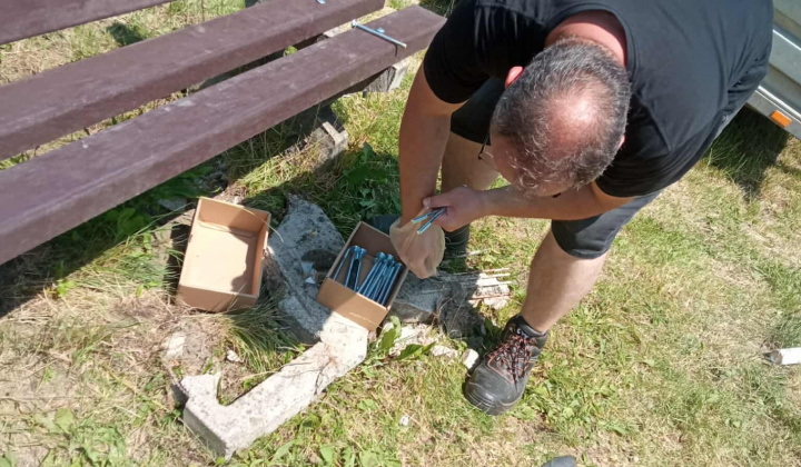 6. fotografia fotogalérie Rozvojový tím v akcii / Montáž lavičiek a úprava terénu – nové miesto pre stretávanie mládeže - foto