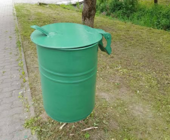 Rozvojový tím v akcii / Obnova náterov kovových smetných nádob v obci!  - foto