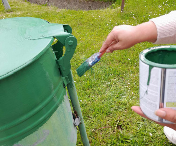 Rozvojový tím v akcii / Obnova náterov kovových smetných nádob v obci!  - foto
