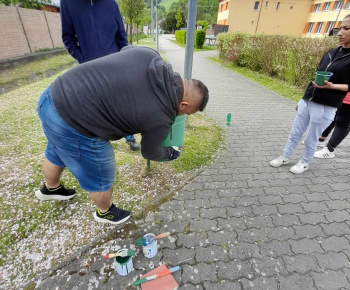 Rozvojový tím v akcii / Obnova náterov kovových smetných nádob v obci!  - foto