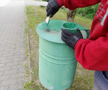Rozvojový tím v akcii / Obnova náterov kovových smetných nádob v obci!  - foto