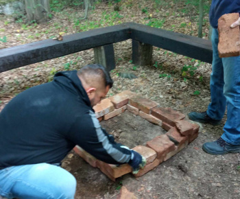 Rozvojový tím v akcii / Budovanie ohniska pri posedení v lese - foto